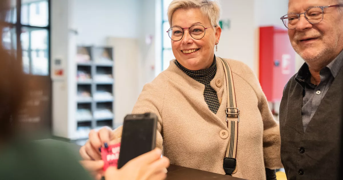 Une visiteur monte le pass musées
