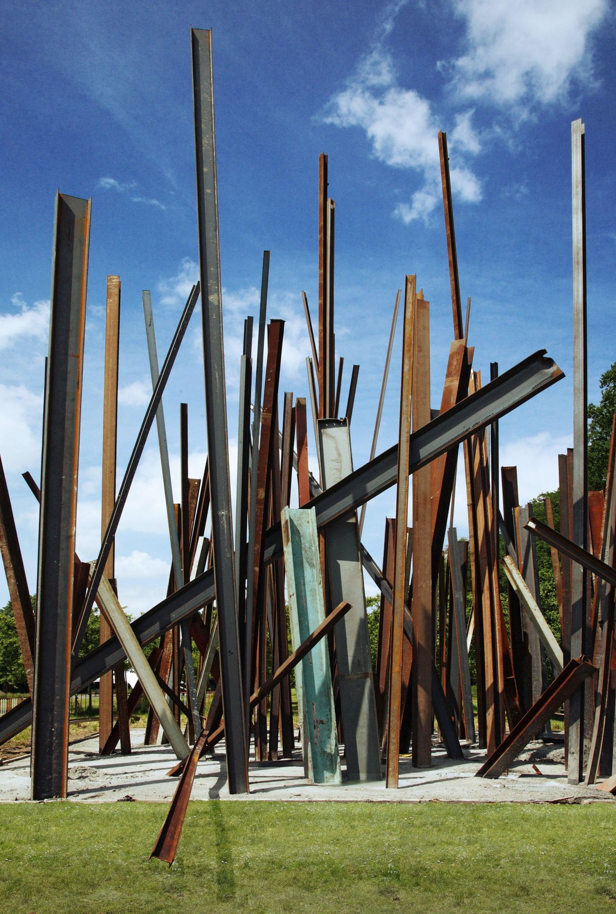 Beam Drop Antwerp, Chris Burden, Collectie Stad Antwerpen, Middelheimmuseum. Foto: Michel Wuyts