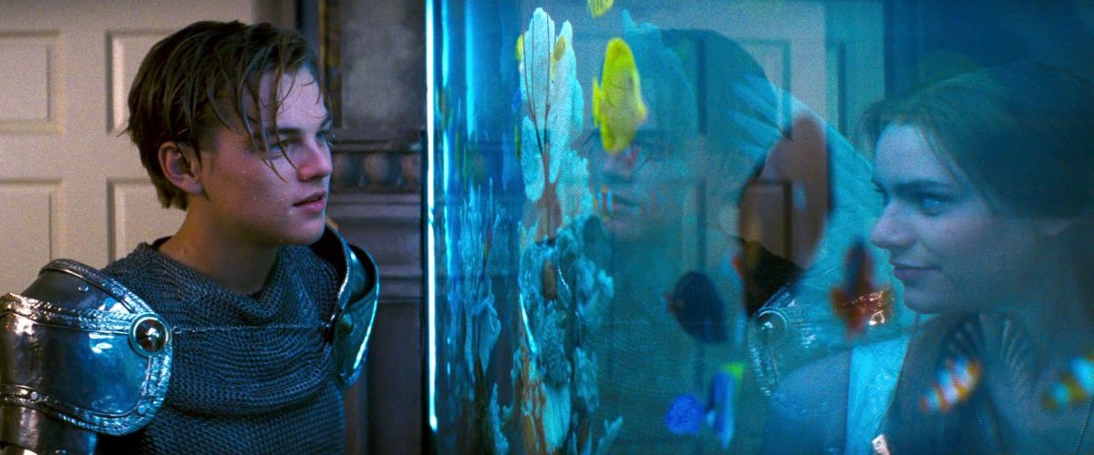 De iconische aquariumscène uit Romeo + Juliet (Baz Luhrmann, 1996)